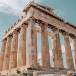 Античный храм Олимпа с традиционными греческими колоннами